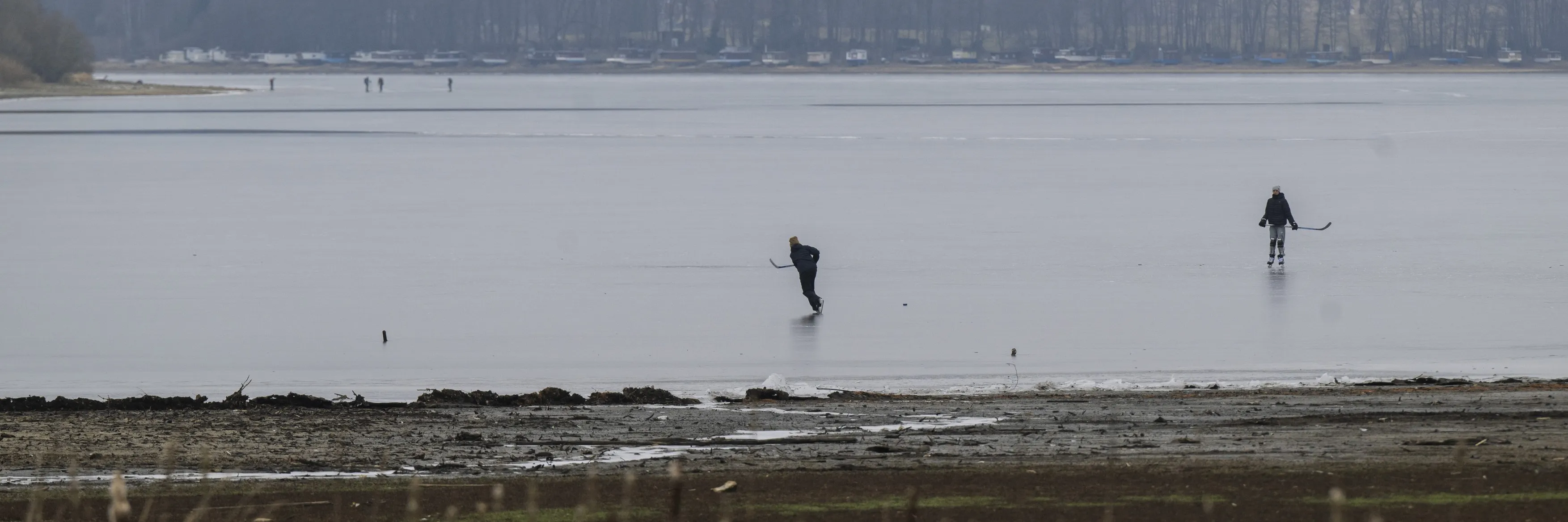 Lipno zamrzá, bruslit na něm je ale zatím hazard