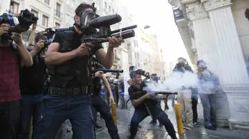Policie znovu použila proti demonstrantům slzný plyn