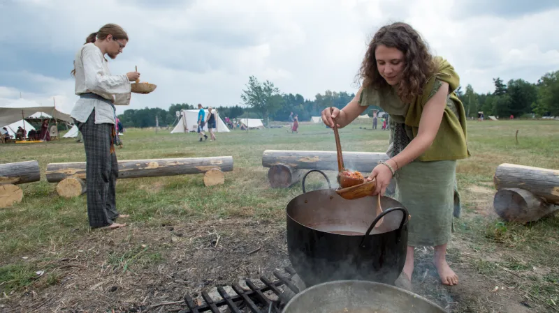 Archivní foto – keltové slavící v archeoskanzenu Nasavrky, součástí svátku bývá častokrát jídlo i pití