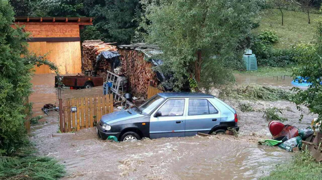 Přes Šumpersko se prohnala silná bouře, ve Štítech vyplavila domy
