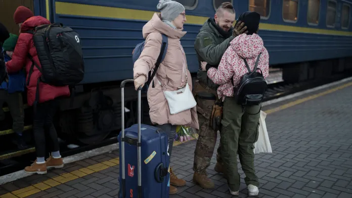 Vasyl vítá na nádraží svou ženu Galynu a dceru Janu