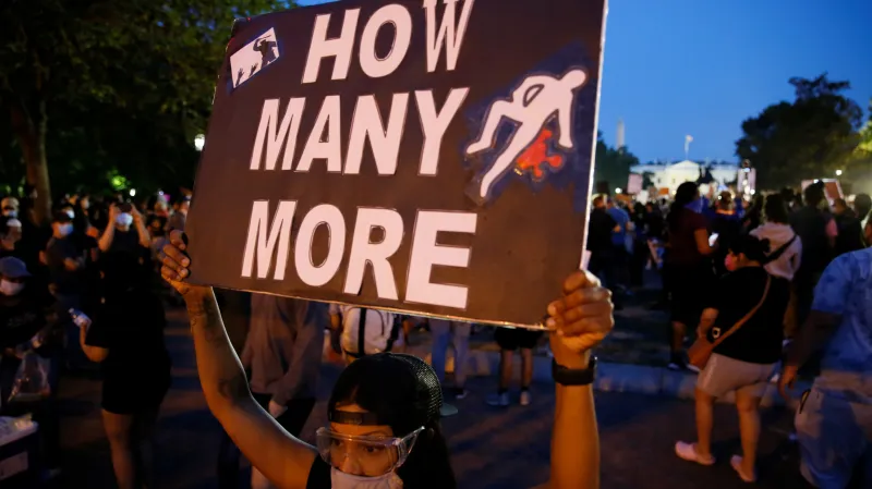 Jedna z protestujících žen před Bílým domem