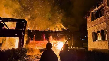 Hasiči zasahují na místě ruského dronového útoku v Kyjevské oblasti