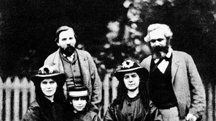 Karel Marx s Engelsem a rodinou