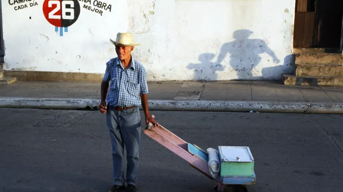 Pouliční prodavač domácích marmelád na Kubě