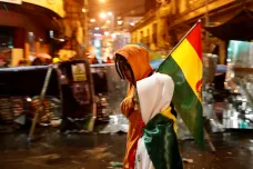 Nepokoje v bezvládné Bolívii. Demonstranti obsadili ambasádu Venezuely, hoří autobusy a domy