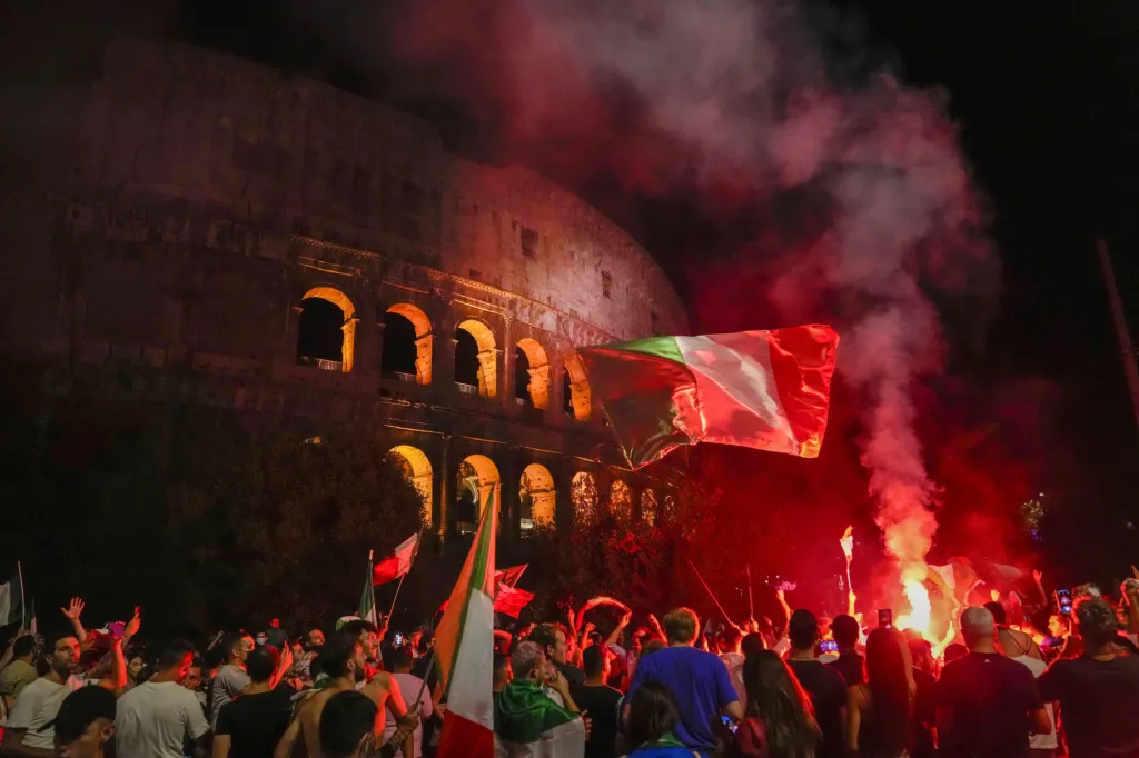 Italové slaví výhru na fotbalovém Euru