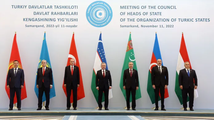 Prezidenti a premiér Organizace turkických zemí na summitu v Samarkandu v listopadu 2022