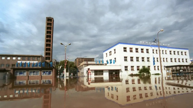 Zaplavený areál Lovochemie Lovosice, rok 2002