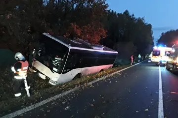Na Liberecku se auto srazilo s nákladním vozem a autobusem, šest lidí se zranilo