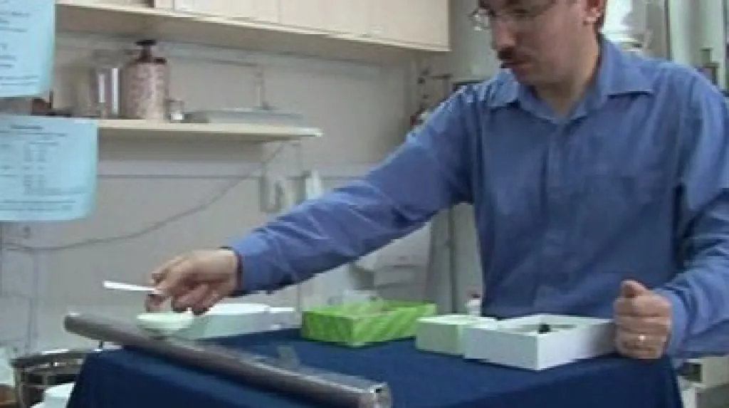 Tomáš Králík demonstruje vlastnosti supravodiče