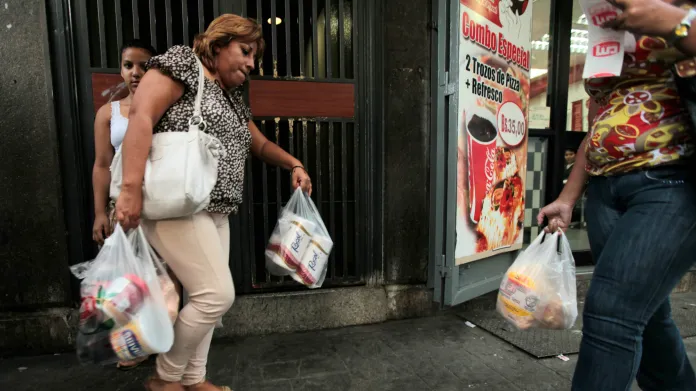 Venezuelané skupují poslední toaletní papír
