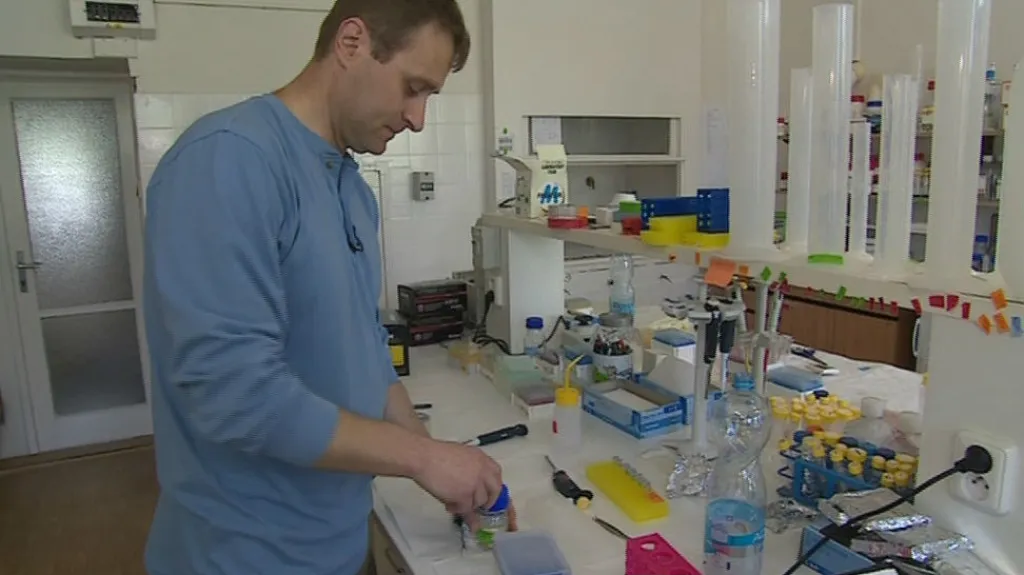 Dalibor Blažek ve své laboratoři