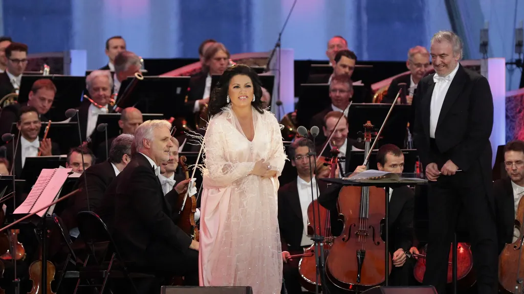 Sopranistka Anna Nětrebková a dirigent Valerij Gergijev při koncertě s Vídeňskou filharmonií v roce 2018