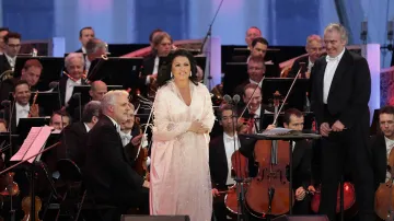 Sopranistka Anna Nětrebková a dirigent Valerij Gergijev při koncertě s Vídeňskou filharmonií v roce 2018