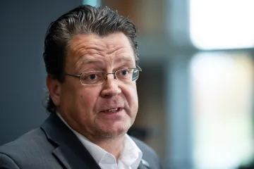 Výbor Bundestagu odvolal poprvé v historii svého předsedu. Kvůli štvavým komentářům