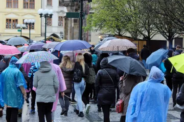 Do poloviny týdne bude ještě pršet, na horách i sněžit. Pak se počasí zklidní a oteplí se