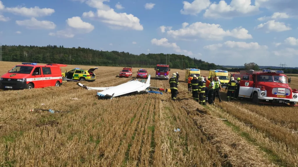 U Žiliny na Kladensku se zřítilo do pole malé letadlo