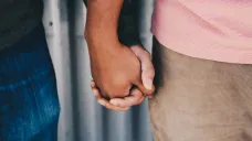 Muži držící se za ruce