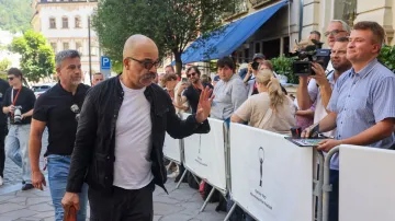 Jeffrey Wright zdraví fanoušky ve Varech