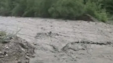 Rozbouřená řeka při povodních