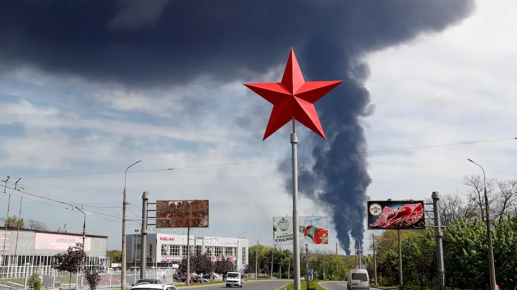 Dým nad hořícím skladem v ukrajinském Doněcku
