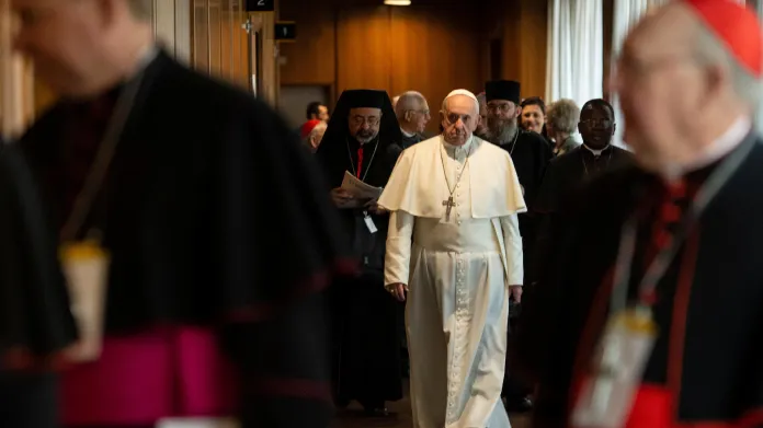 Papež František na církevním summitu ve Vatikánu
