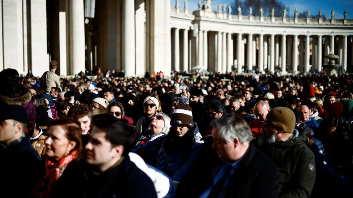 Lidé na Svatopetrském náměstí ve Vatikánu při mši Urbi et orbi