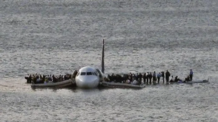 Evakuace lidí z letadla, které muselo nouzově přistát nařece Hudson.