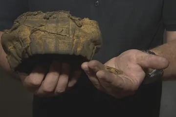 Čepice a cigaretové papírky. Historici našli na Cejlu předměty, které patřily vězňům za protektorátu