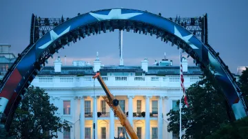 Stavba dočasné arény, která bude v červnu hostit zápasový turnaj UFC Freedom 250 na jižním trávníku Bílého domu ve Washingtonu