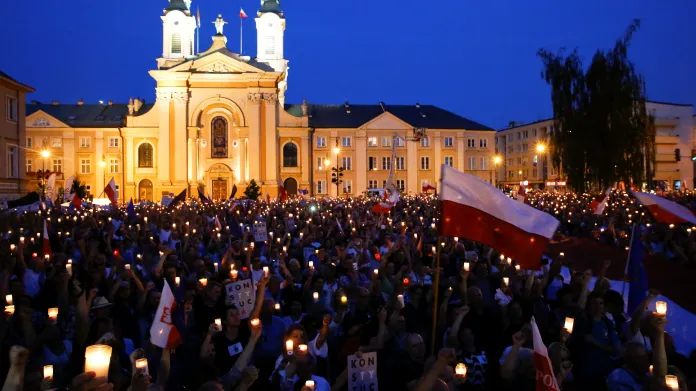 Pochod světel před budovou Nejvyššího soudu ve Varšavě