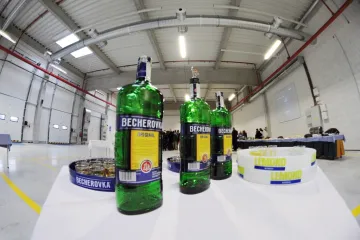 Becherovka je na prodej, francouzský majitel prý hledá kupce