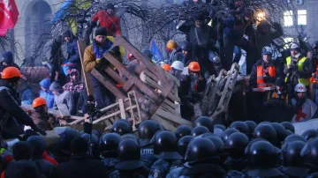 Těžkooděnci zasahují v centru Kyjeva proti demonstrantům na barikádách