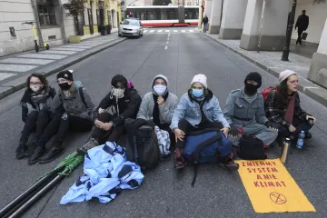 Policie v centru Prahy zadržela desítky aktivistů. Chtěli, aby vláda začala víc řešit klima