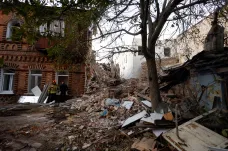 Ukrajinci hlásí další ruské útoky na města, podle Zelenského je zničena třetina elektráren