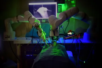 Robot spojil konce střeva. Extrémně náročná operace se poprvé obešla bez lidské pomoci