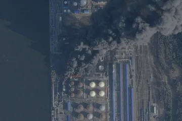 Ukrajina zřejmě třetí noc v řadě zasáhla ruské ropné terminály na Baltu