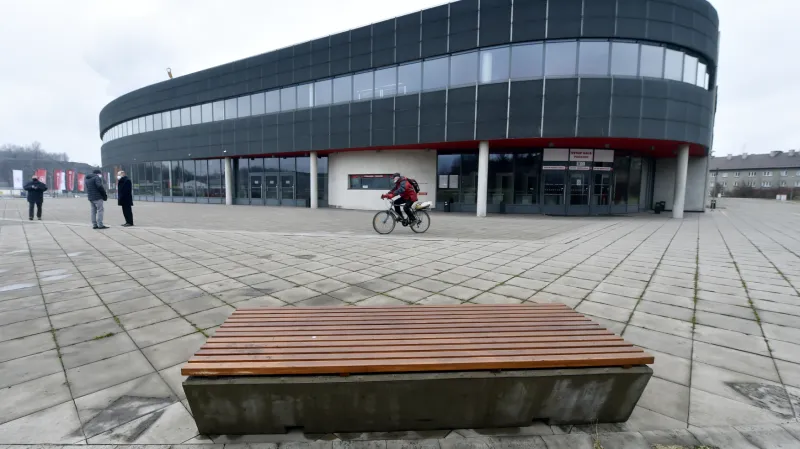 Lavičky stojí u Werk Areny