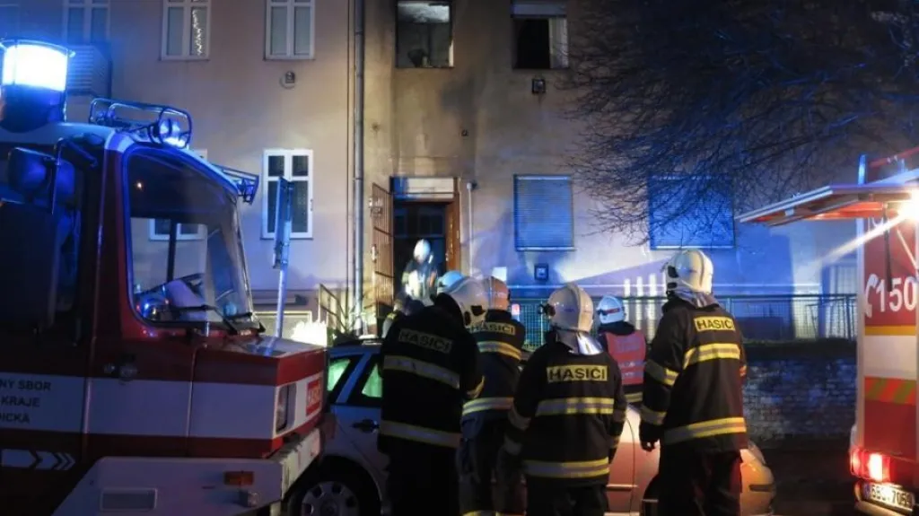 Plameny šlehaly z bytu v prvním patře