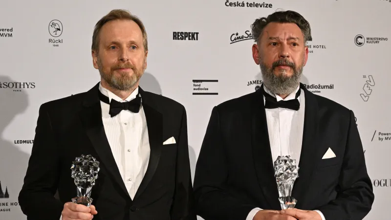 Cenu za nejlepší masky získali (zleva) Martin Valeš a Martin Větrovec spolu s Janou Bílkovou za film Smetana
