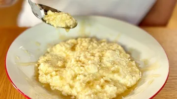 Talíř prosné kaše s medem