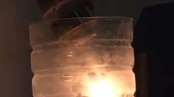 Zářivka se rozsvítí po styku s dusíkem i bez skleněné baňky