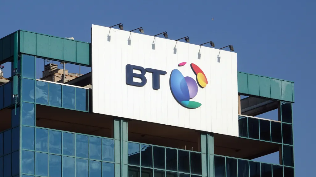 Logo firmy BT na jejím ústředí v Miláně