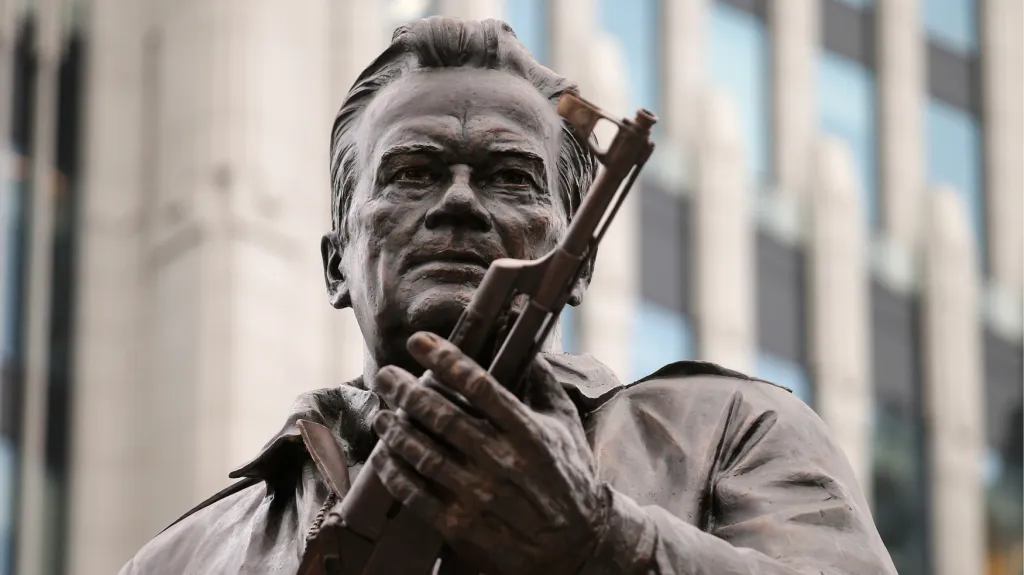 Socha na počest Michaila Kalašnikova