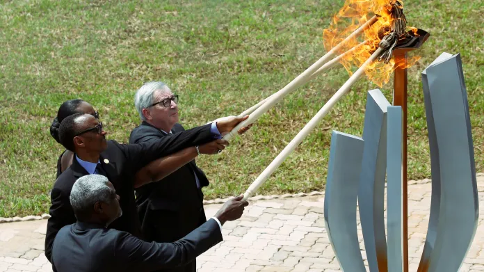 Politici během pietní akce zažehli v Kigali oheň naděje