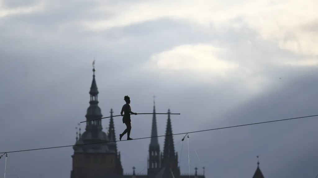 Provazochodkyně přešla nad Vltavou