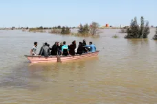 Íránský režim čelí kritice kvůli nezvládnutým záplavám. Pomoc blokují Trumpovy sankce, brání se