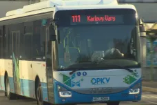 Karlovarský kraj se omluvil za své nové autobusy. Cestující si stěžují na zpoždění, zimu i malou kapacitu