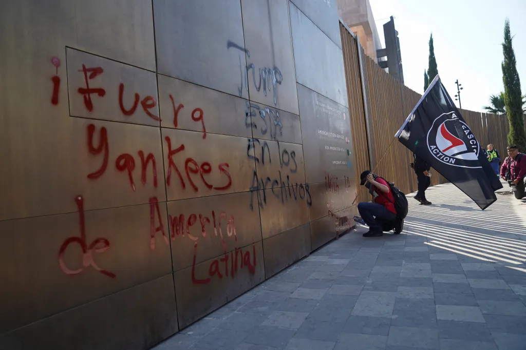 Velvyslanectví USA v Mexiku pokryté graffiti s nápisem „Yankees ven z Latinské Ameriky“